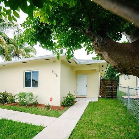 New House On The Block Near Miami Airport. Vila Exterior foto