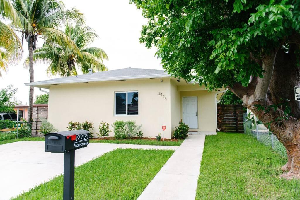 New House On The Block Near Miami Airport. Vila Exterior foto