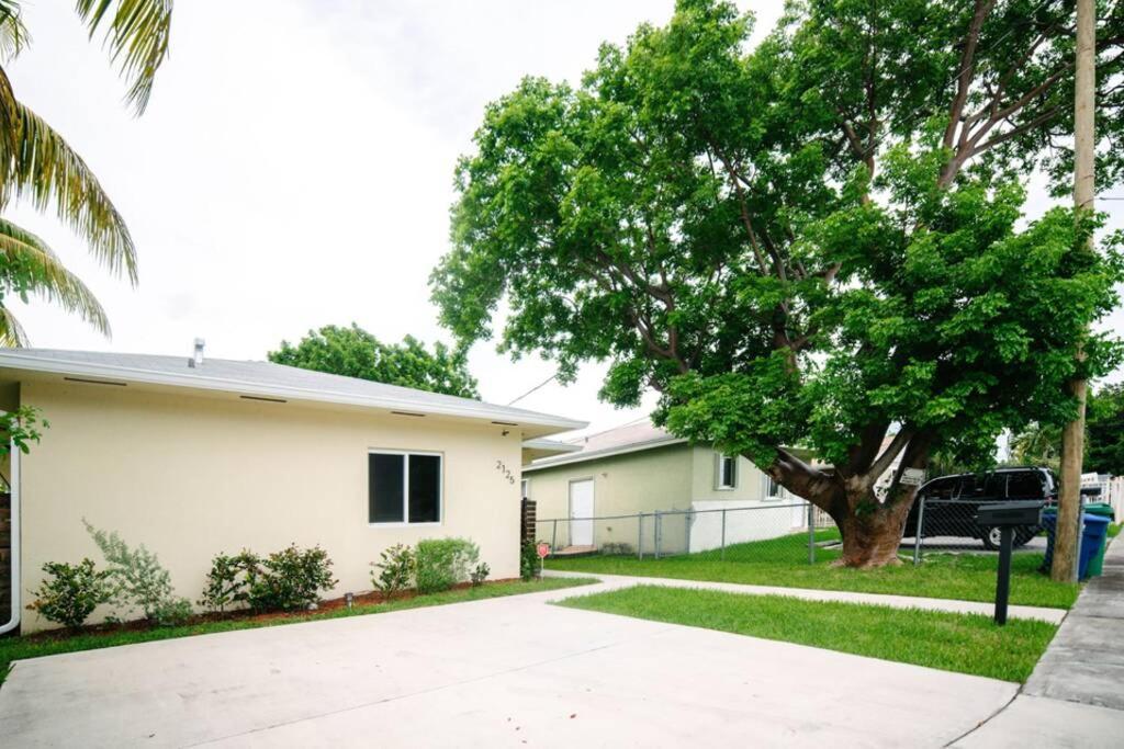 New House On The Block Near Miami Airport. Vila Exterior foto